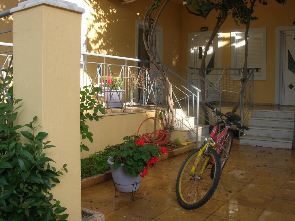 Giorgos Apartments Palaiochora Exterior foto